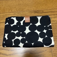 黒ドットの小物入れの画像