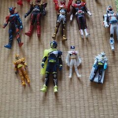珍品、フィギュアー、仮面ライダーなど17点、ケース付きの画像