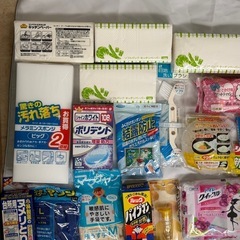 【日用品まとめ】生活雑貨 洗剤 洗濯用品 掃除グッズ キッチンペーパー メラミンスポンジ ブラシ 歯ブラシ 台所用洗剤 トイレクリーナー フローリング用洗剤 ラップ ゴミ袋 冷凍保存袋 パイプユニッシュ 流し台用ネット スポンジ ワイドハイター アタック マジックリン ハローキティ グラッド nepia ポケモン まとめ売り セット 未使用あり 日用品詰め合わせ バス洗剤 衣類用洗剤 掃除セット 家庭用品の画像
