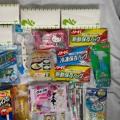 【日用品まとめ】生活雑貨 洗剤 洗濯用品 掃除グッズ キッチンペーパー メラミンスポンジ ブラシ 歯ブラシ 台所用洗剤 トイレクリーナー フローリング用洗剤 ラップ ゴミ袋 冷凍保存袋 パイプユニッシュ 流し台用ネット スポンジ ワイドハイター アタック マジックリン ハローキティ グラッド nepia ポケモン まとめ売り セット 未使用あり 日用品詰め合わせ バス洗剤 衣類用洗剤 掃除セット 家庭用品の画像