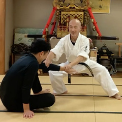 屋外での護身術の稽古。