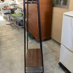 I2507-558 ハンガーラック 上下ボード2枚付き ※上ボードに若干のたわみ有り ブラウン＆ブラック 中古の画像