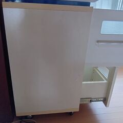 白色のチェストの画像