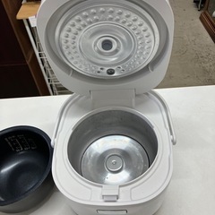 I2507-561 シャープ ジャー炊飯器 KS-CF05D-W 2022年製 通電確認済み 3合炊き 計量カップ付き 中古の画像