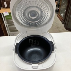 I2507-561 シャープ ジャー炊飯器 KS-CF05D-W 2022年製 通電確認済み 3合炊き 計量カップ付き 中古の画像