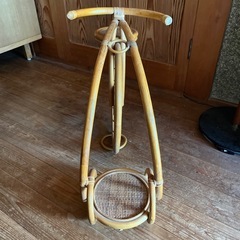 ラタンのフラワースタンド　自転車型　花台　鉢台　サイクル型　天然籐　ナチュラル　インテリアの画像