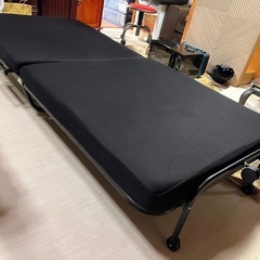 折りたたみ式ベッド（黒）の画像