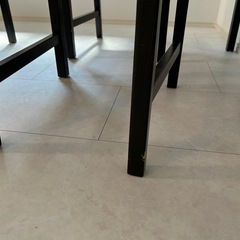 イケア テーブルとイスの画像