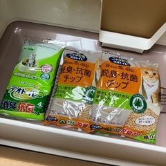 【未使用】ユニ・チャーム デオトイレ 快適ワイド 本体＋トイレシート＆砂セットの画像