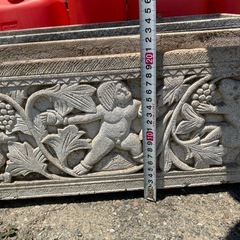 彫刻的なレリーフのあるプランター2点の画像