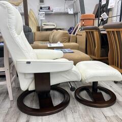 ★ 北九州、福岡市周辺配送可【シモンズ】リクライニングチェア フィヨルド215 フットスツール付 本革 [スノー色×木部エスプレッソ色] 💳自社配送時🌟代引き可💳※現金、クレジット、スマホ決済対応※   【配達は要決済前問い合わせ】の画像