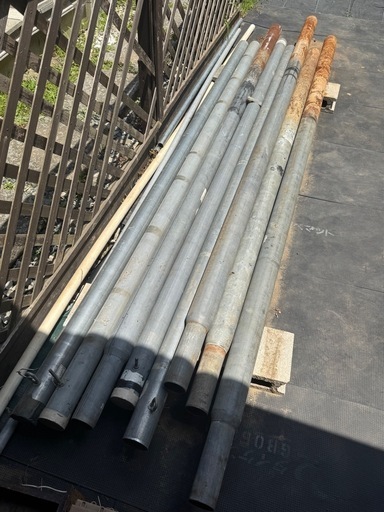 仮設ポール 電線引きこみ