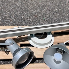 TOSHIBA／照明レール、照明2個付の画像