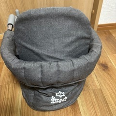 背もたれ付きテーブルチェアの画像