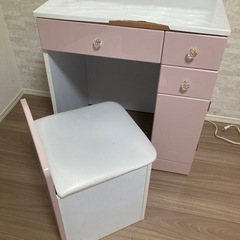 ドレッサー　ピンク色　コンセント付きの画像