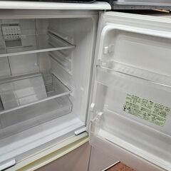 リサイクルショップどりーむ天保山店　No3580　2ドア冷蔵庫　シャープ　2009年製　容量137L　1人暮らしに最適なサイズです♪の画像