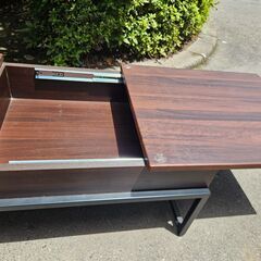 リサイクルショップどりーむ天保山店　No3586　センターテーブル　ローテーブル　横スライド・昇降式の収納付き♪　※シール跡あり(´;ω;｀)の画像