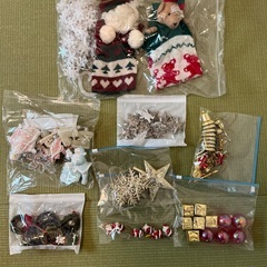 クリスマスツリーとオーナメントの画像
