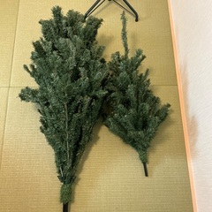 クリスマスツリーとオーナメントの画像