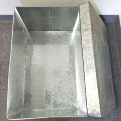 △  ブリキ衣装ケース 押し入れ収納  高さ 35cm 幅 43cm 奥行 66cm フタに日焼けによる変色あり 現状渡しの画像