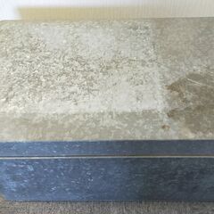 △  ブリキ衣装ケース 押し入れ収納  高さ 35cm 幅 43cm 奥行 66cm フタに日焼けによる変色あり 現状渡しの画像