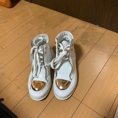 ホワイトレザーハイカットシューズの画像