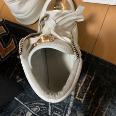 ホワイトレザーハイカットシューズの画像