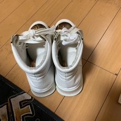 ホワイトレザーハイカットシューズの画像