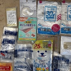  【まとめ売り】【日用品セット】【ごみ袋 ラップ 歯ブラシ ティッシュ】生活消耗品 詰め合わせ まとめ売り キッチン用品 日用雑貨 サランラップ クレラップ サンホイル ゴミ袋 ジップロック 歯磨き粉 おいしくなるシート ハートタオル セット販売の画像