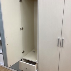 3枚扉ベージュのワードローブのご紹介ですの画像