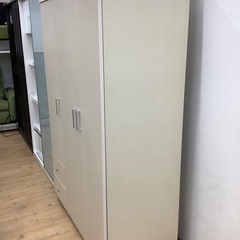 3枚扉ベージュのワードローブのご紹介ですの画像
