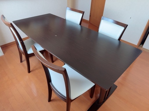 ダイニングテーブル×1・イスセット×4