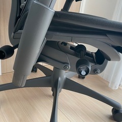 ハーマンミラー エンボディチェア ヘッドレスト付の画像