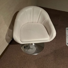 6脚カウンターホワイトチェア（使用期間1年）の画像