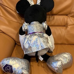 ●ディズニー100周年記念特大ミニーマウスぬいぐるみ ディズニーストア 足を伸ばすと約80cmの画像