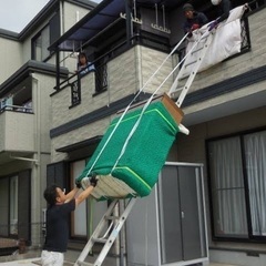 家具重たい荷物を建物3階に上げるお仕事の画像