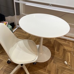 机と椅子セットの画像