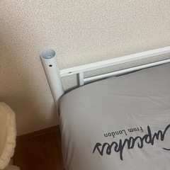 ベッドフレームとマットレスの画像