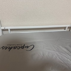 ベッドフレームとマットレスの画像