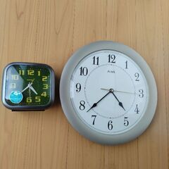 掛け時計と目覚まし時計の画像