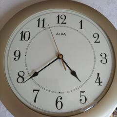 掛け時計と目覚まし時計の画像