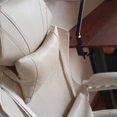 （ほぼ未使用）PAXTON仕事用ゲーミングチェア　収納式フットレストありの画像