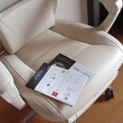 （ほぼ未使用）PAXTON仕事用ゲーミングチェア　収納式フットレストありの画像