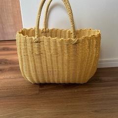 黄色 かごバックの画像