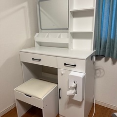 【ドレッサー＆スツール】 コンセント付き 3色LEDライト 収納スツール付き 鏡台 女優ミラー 姫系 可愛い ドライヤーホルダー 折りたたみサイドボード 収納沢山 おしゃれ 引き出し 収納 テーブル 化粧台 白 ホワイトの画像