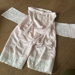 マタニティパジャマと腰ベルトの画像