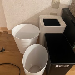 ゴミ箱、机、テレビ台の画像