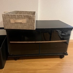 ゴミ箱、机、テレビ台の画像