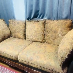高級感あふれるクラシックソファー&テーブルセットの画像