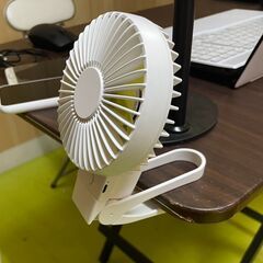 ハンディファン 卓上ファン 風量4段階 7枚羽 クリップ付き　 折り畳み式でコンパクトに持ち運び可能 自由に角度が調整も可能 最大7時間連続稼働 USB充電式　まとめ買い歓迎　卸ます　アマゾン引き上げ商品　倒産品　ネット商材　卸ます　転売　アマゾン引き上げ商品　卸し　問屋　倒産品　転売OK　ネット商材　アマゾン　商品　景品　コンペの画像